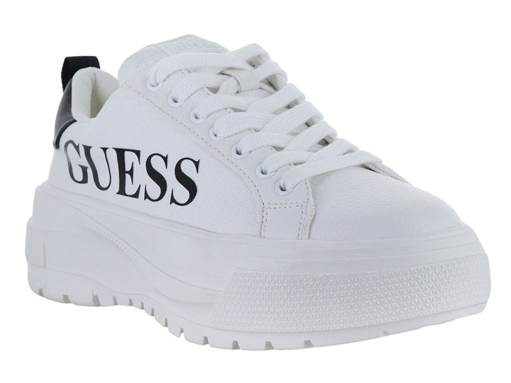 Tenis blancos de plataforma marca GUESS con suela gruesa y cordones blancos.