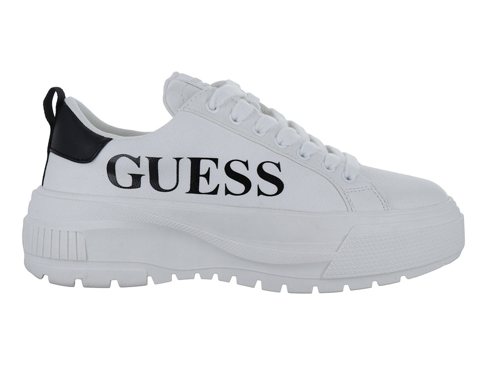 Tenis blancos de plataforma marca GUESS con suela gruesa y cordones blancos.