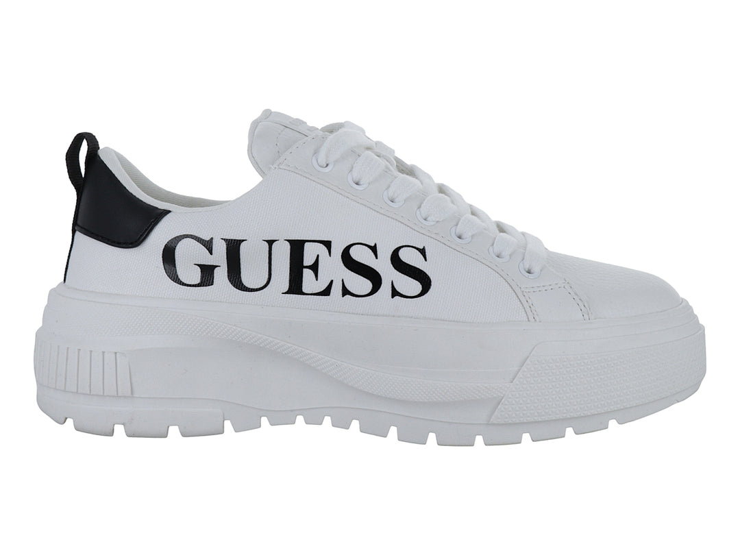 Tenis blancos de plataforma marca GUESS con suela gruesa y cordones blancos.