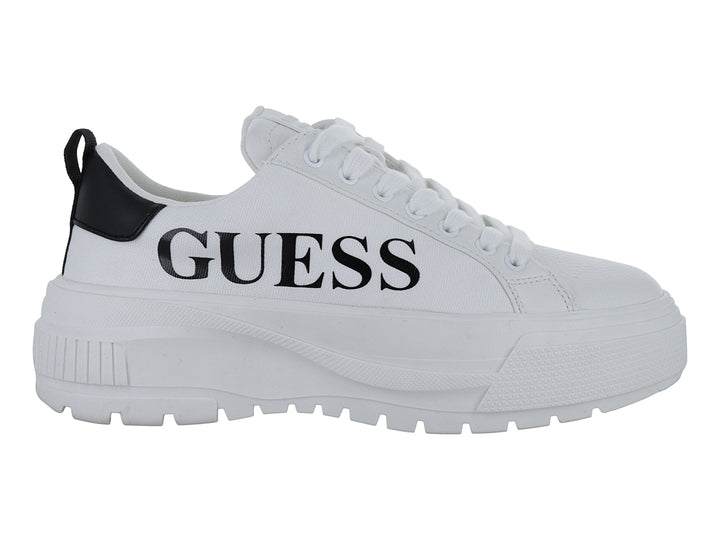 Tenis blancos de plataforma marca GUESS con suela gruesa y cordones blancos.