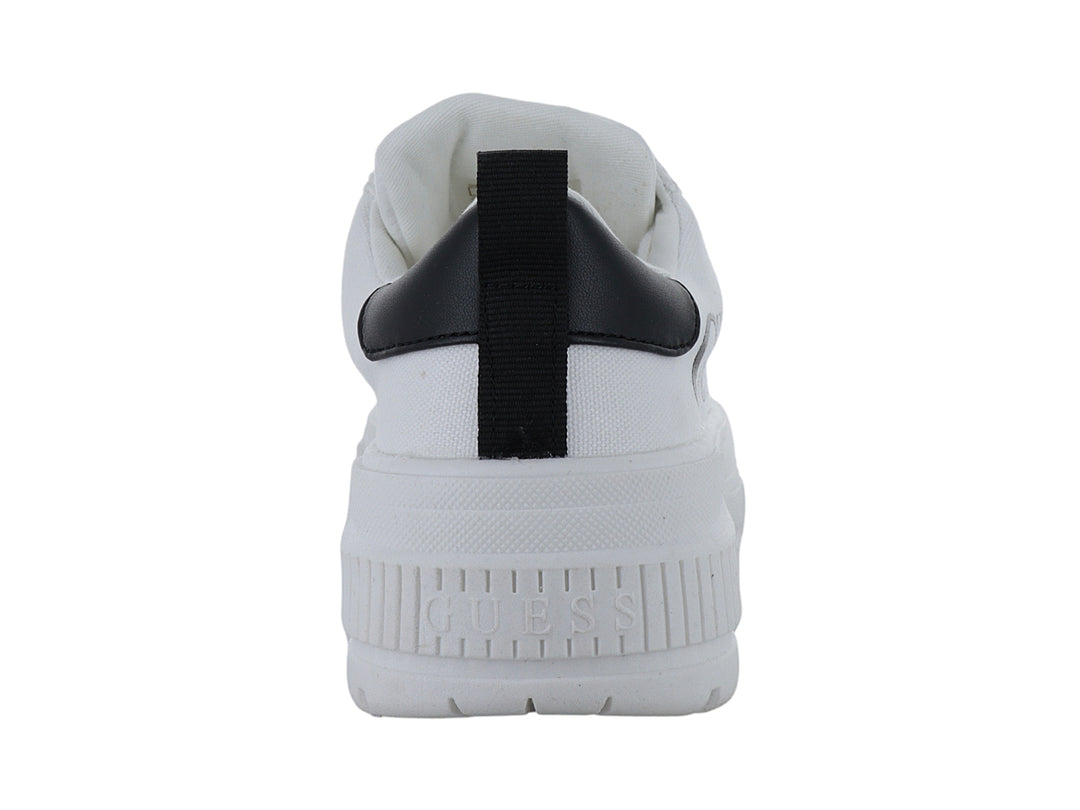Tenis blancos de plataforma marca GUESS con suela gruesa y cordones blancos.