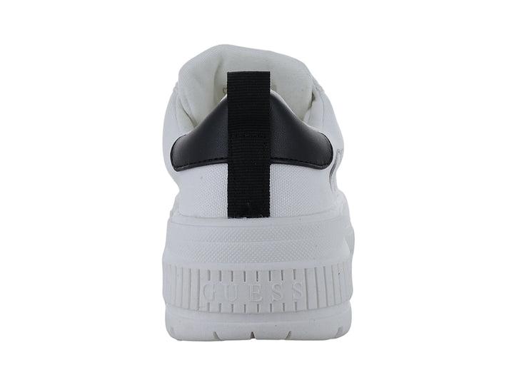 Tenis blancos de plataforma marca GUESS con suela gruesa y cordones blancos.