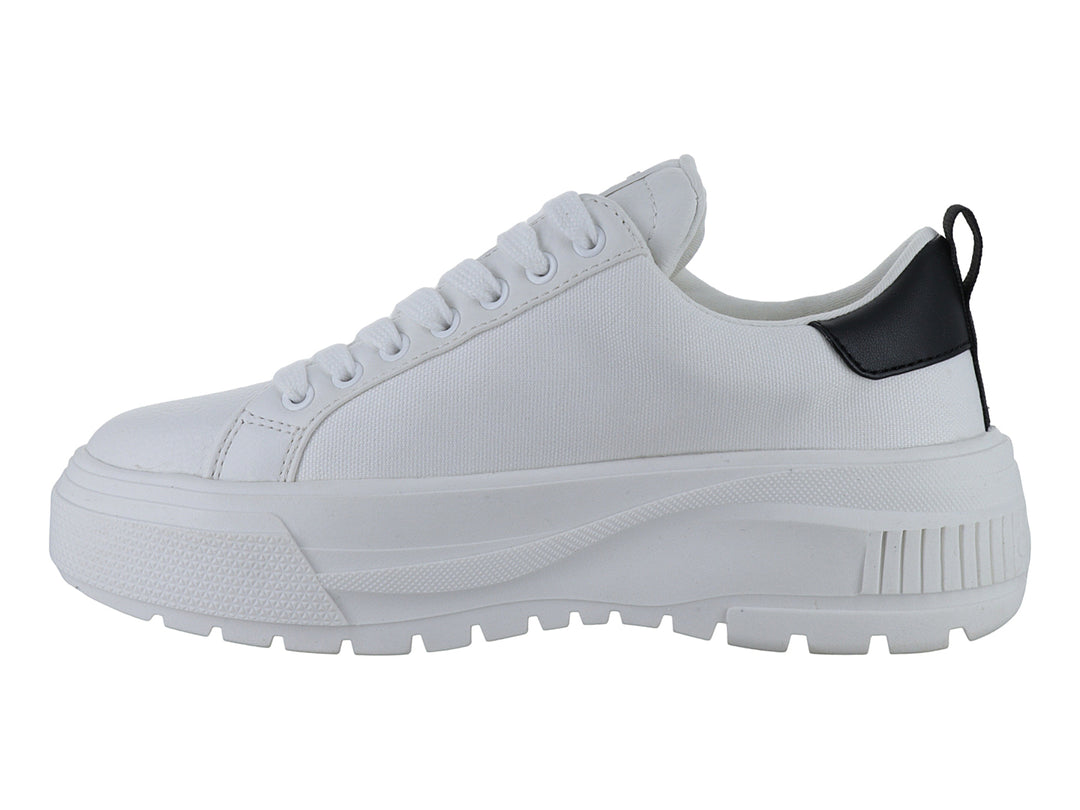 Tenis blancos de plataforma marca GUESS con suela gruesa y cordones blancos.