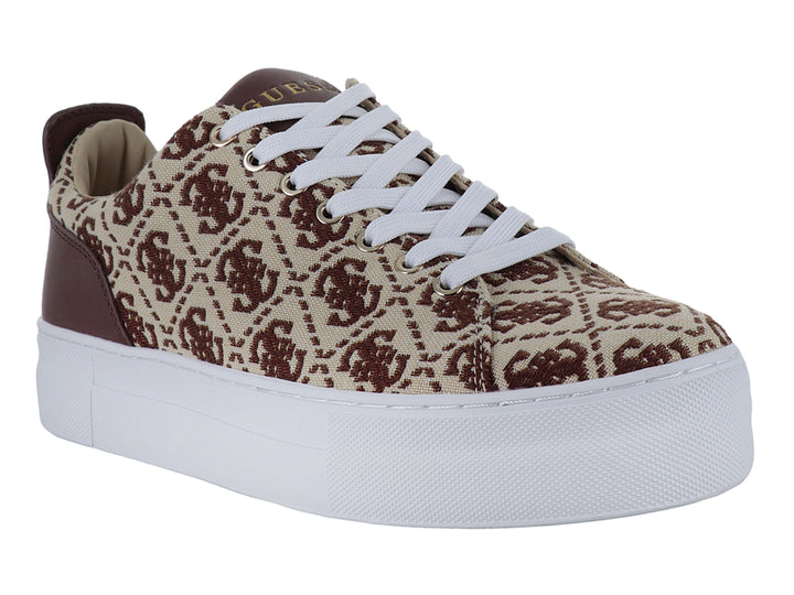 Tenis GUESS GW GANELA GOLD 22 con estampado de logos en tonos café y beige, cordones blancos y suela de plataforma blanca.