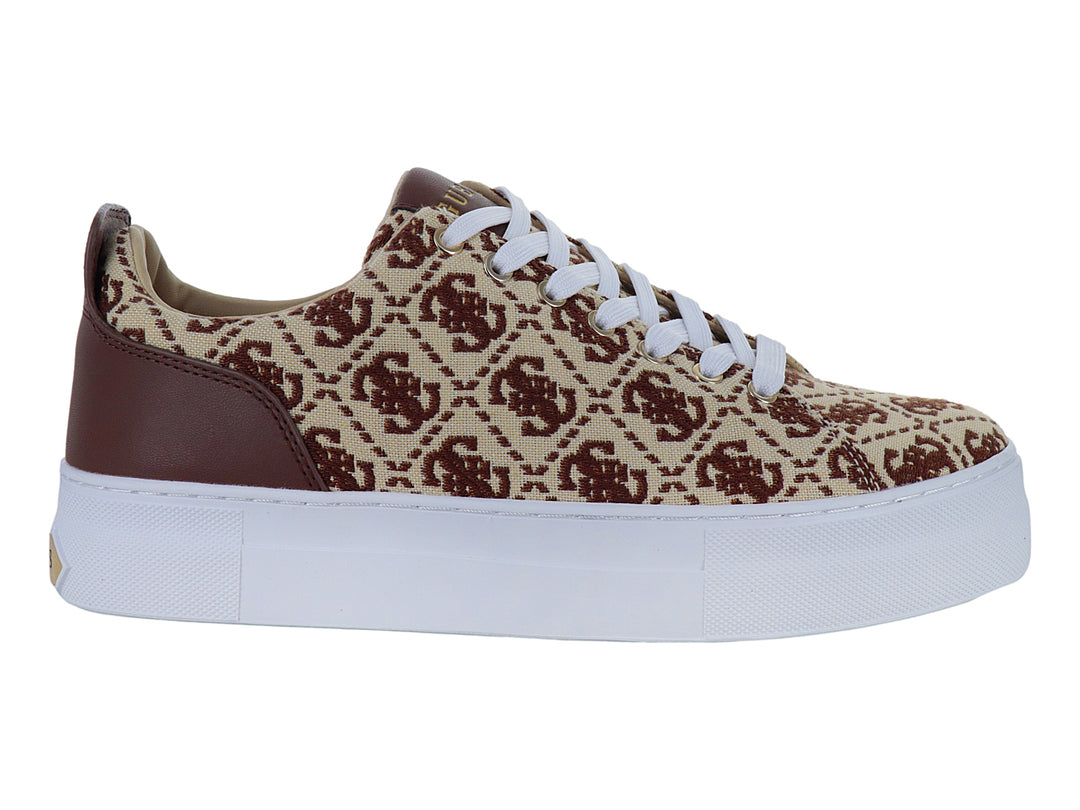Tenis GUESS GW GANELA GOLD 22 con estampado de logos en tonos café y beige, cordones blancos y suela de plataforma blanca.