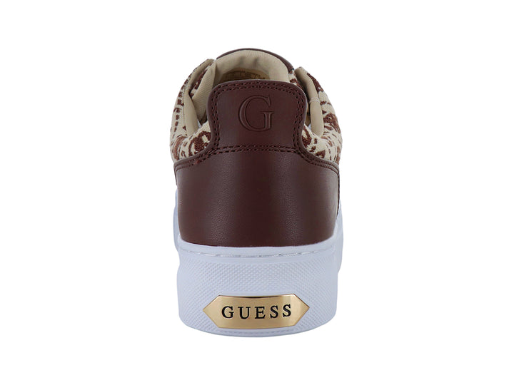 Tenis GUESS GW GANELA GOLD 22 con estampado de logos en tonos café y beige, cordones blancos y suela de plataforma blanca.