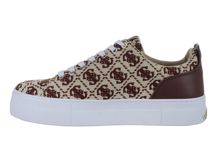 Tenis GUESS GW GANELA GOLD 22 con estampado de logos en tonos café y beige, cordones blancos y suela de plataforma blanca.