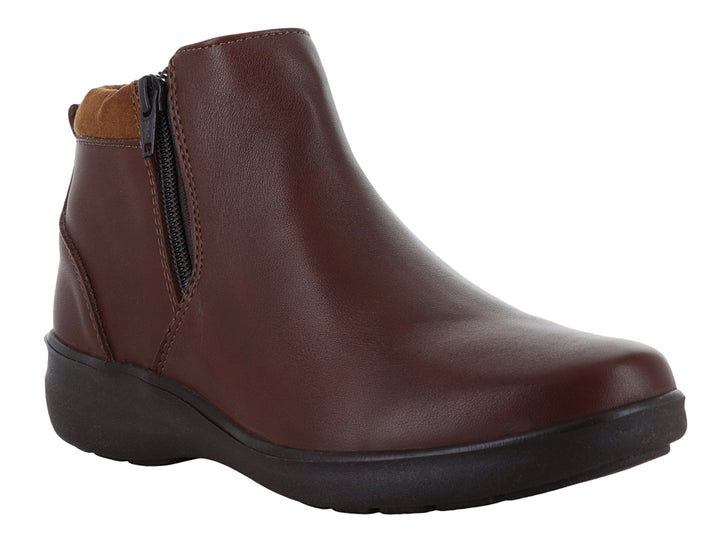 Botín color madera con cierre lateral y suela negra para mujer.