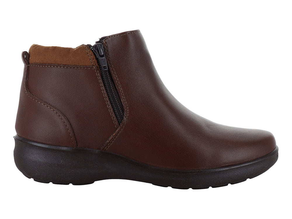 Botín color madera con cierre lateral y suela negra para mujer.