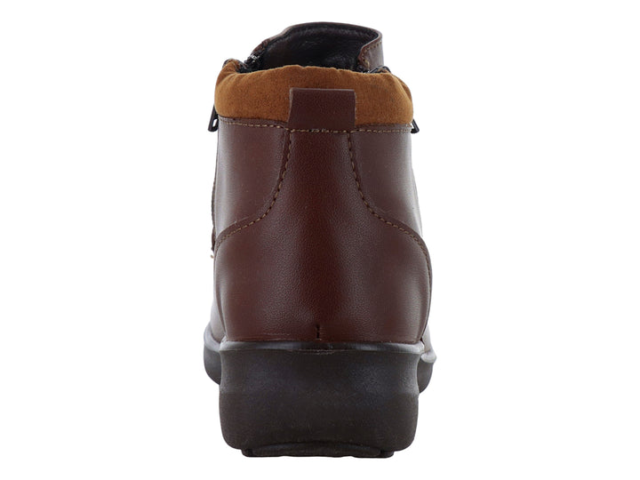 Botín color madera con cierre lateral y suela negra para mujer.