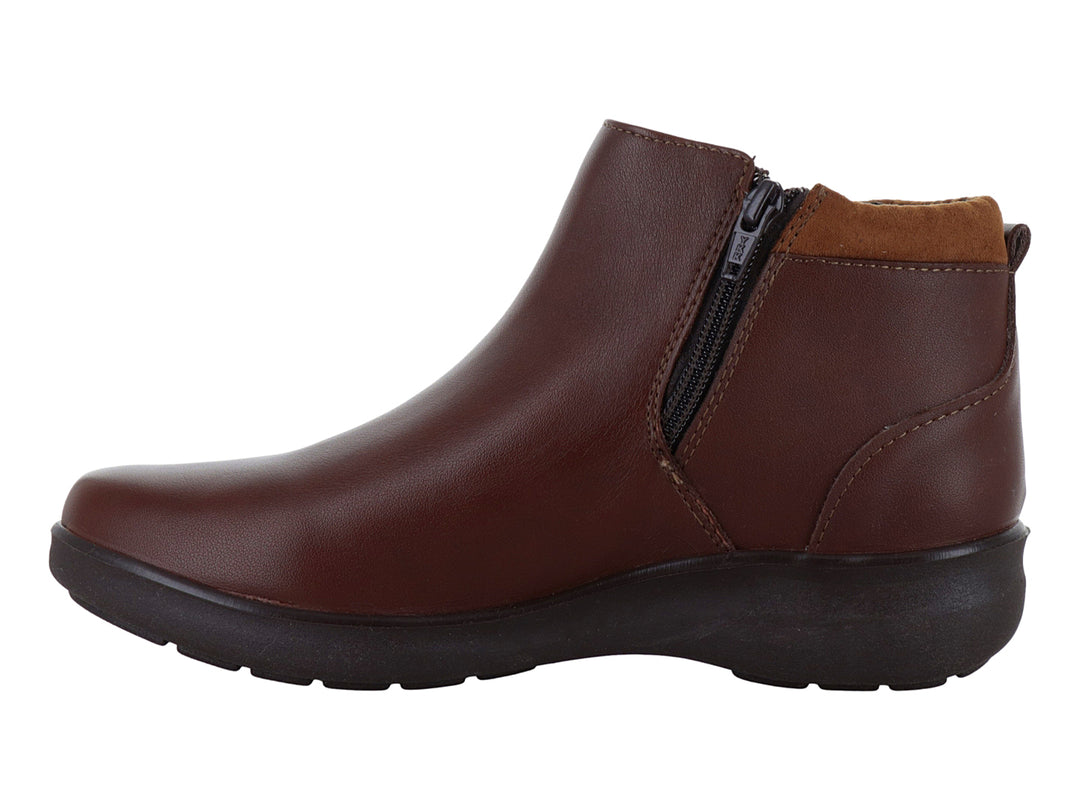 Botín color madera con cierre lateral y suela negra para mujer.