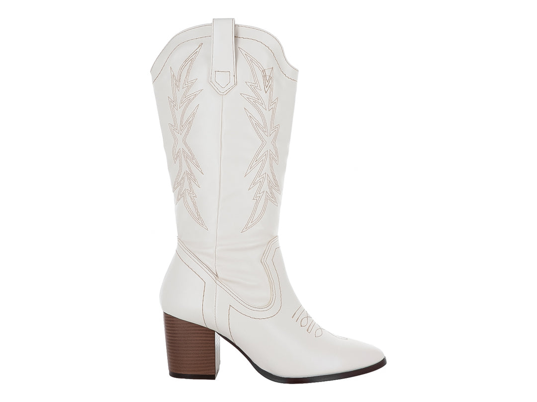 Bota vaquera para mujer en color latte con tacón marrón y costuras decorativas en la caña y punta.