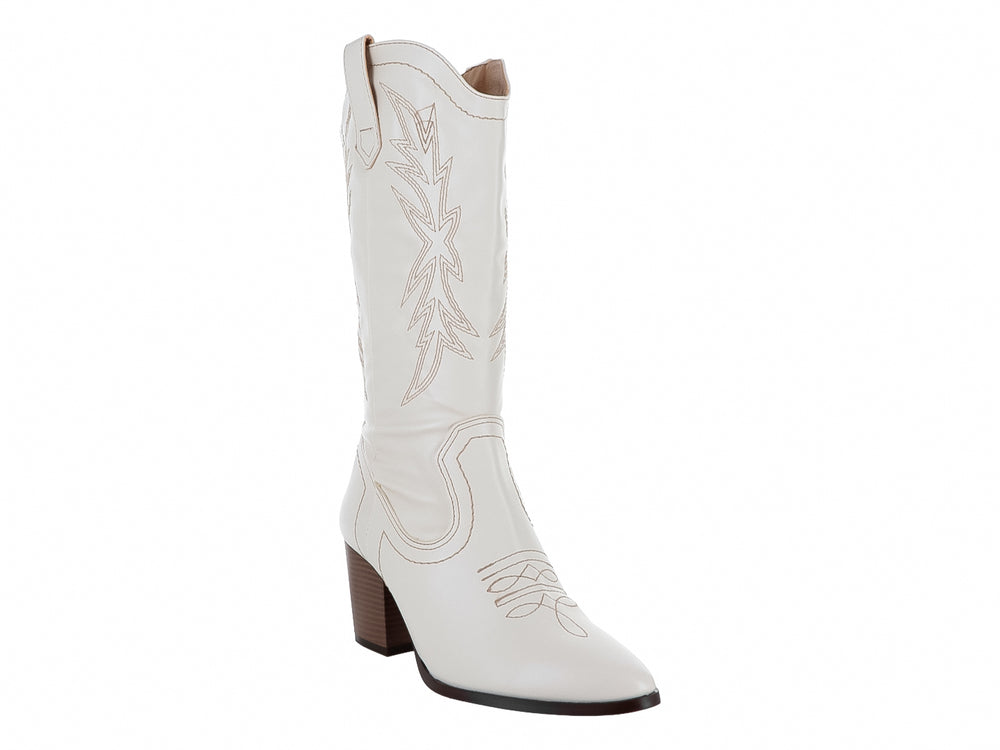 Bota vaquera para mujer en color latte con tacón marrón y costuras decorativas en la caña y punta.