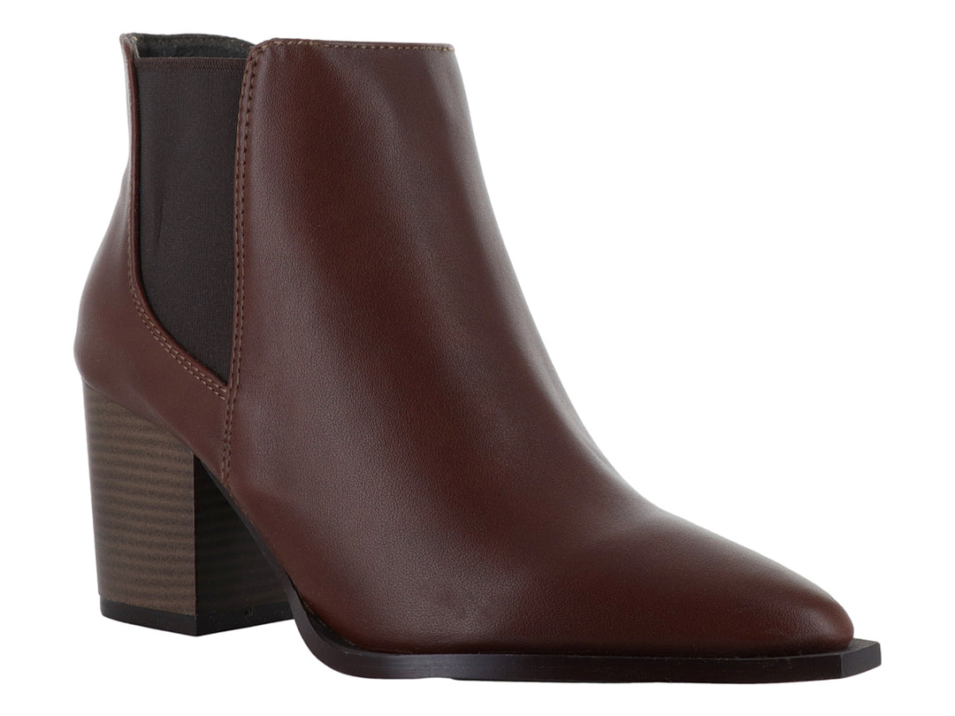 Botín color madera con tacón cuadrado y panel lateral elástico negro para mujer.