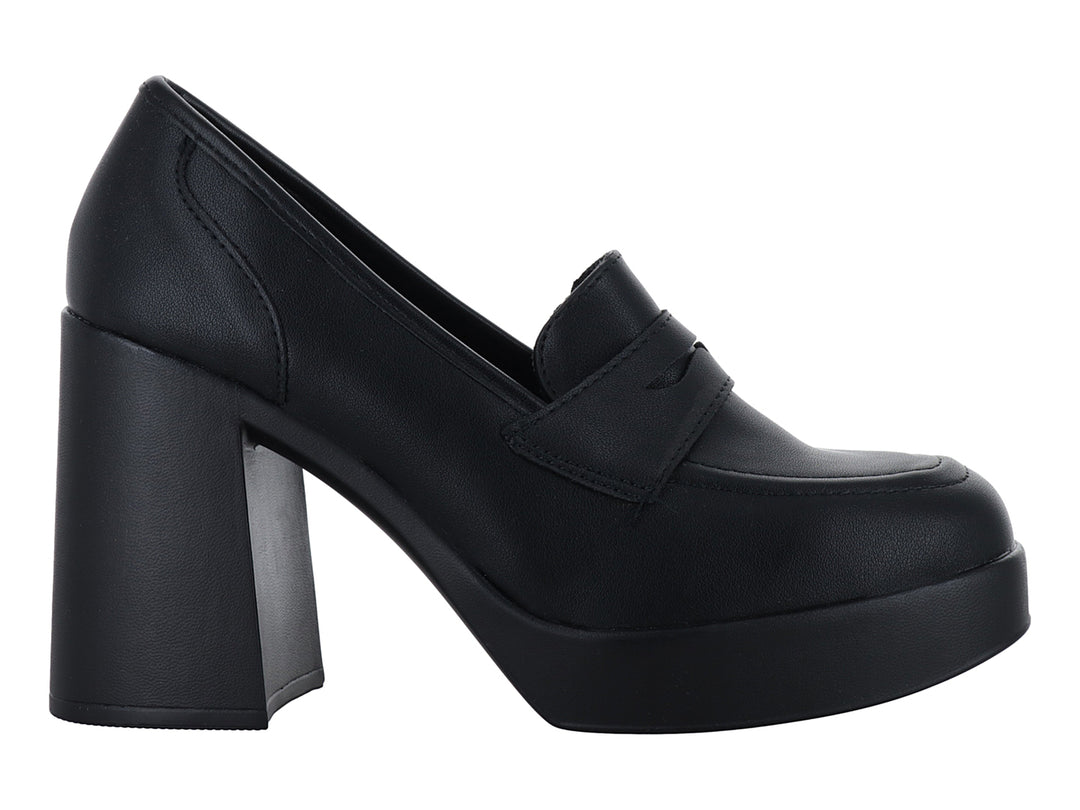 Zapato negro de plataforma con tacón grueso y diseño tipo mocasín.