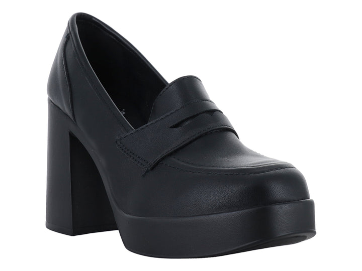 Zapato negro de plataforma con tacón grueso y diseño tipo mocasín.