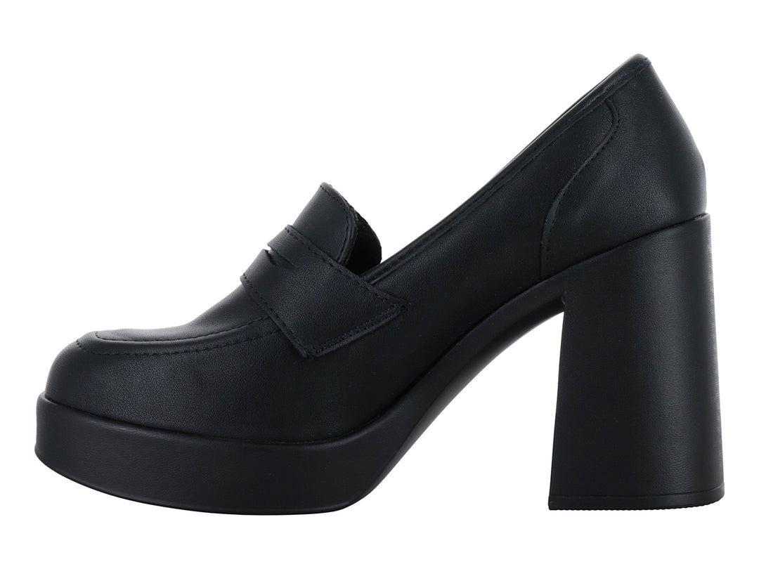 Zapato negro de plataforma con tacón grueso y diseño tipo mocasín.