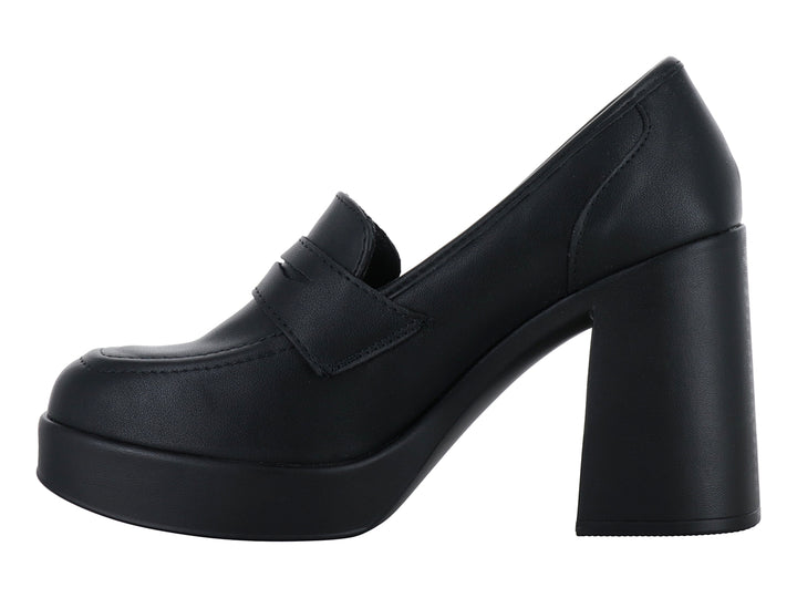 Zapato negro de plataforma con tacón grueso y diseño tipo mocasín.