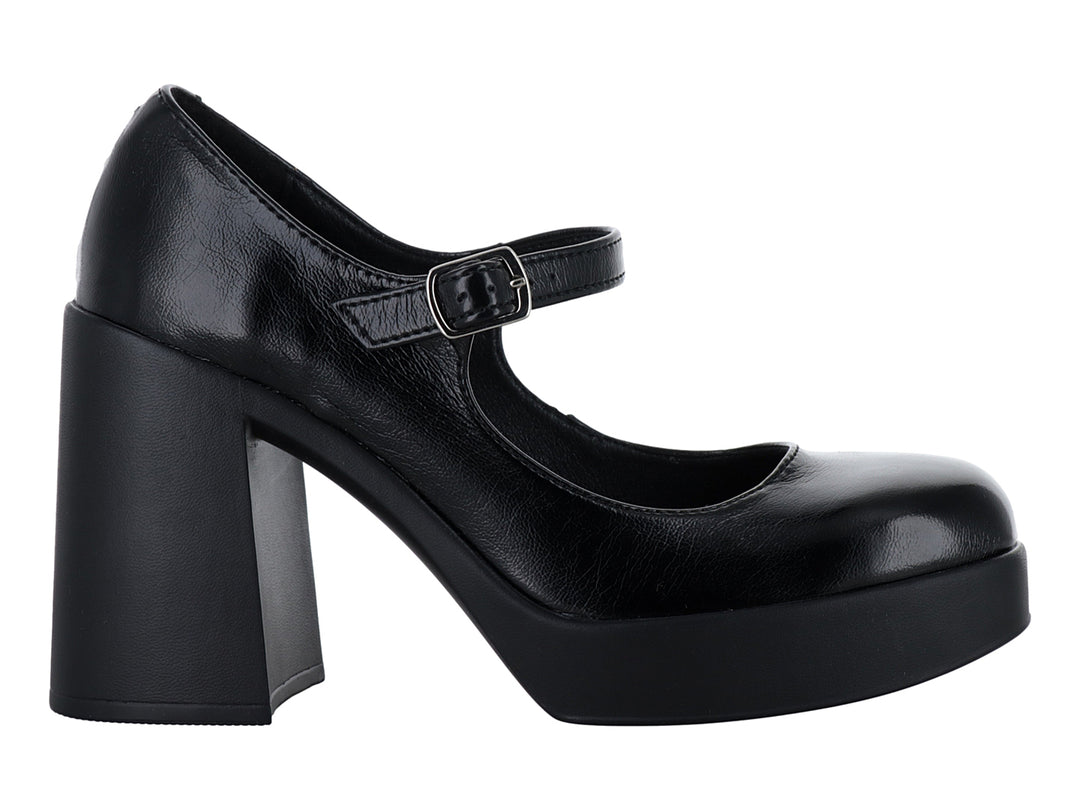 Zapatilla negra de plataforma con tacón grueso y correa ajustable.