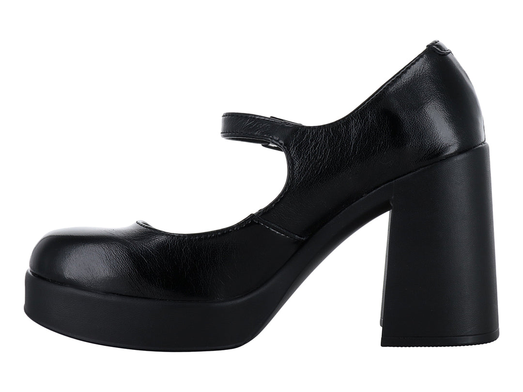 Zapatilla negra de plataforma con tacón grueso y correa ajustable.