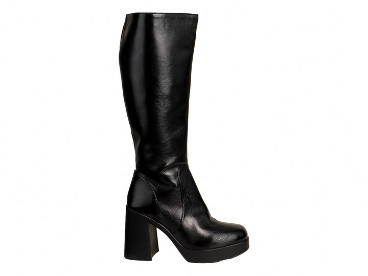 Bota negra de caña alta con tacón grueso y plataforma.