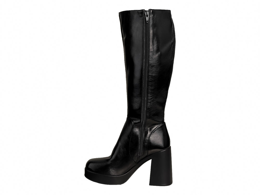Bota negra de caña alta con tacón grueso y plataforma.