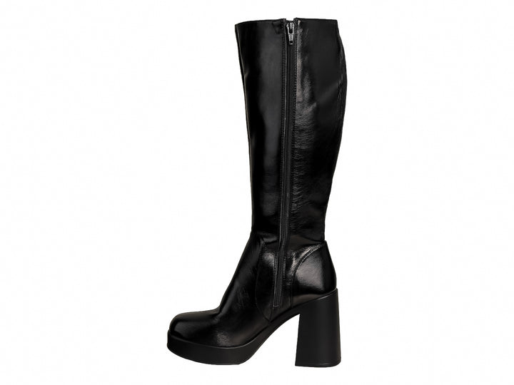 Bota negra de caña alta con tacón grueso y plataforma.
