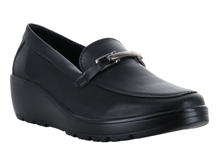 Zapato plano tipo mocasín color negro con plataforma y detalle de hebilla plateada en la parte superior.