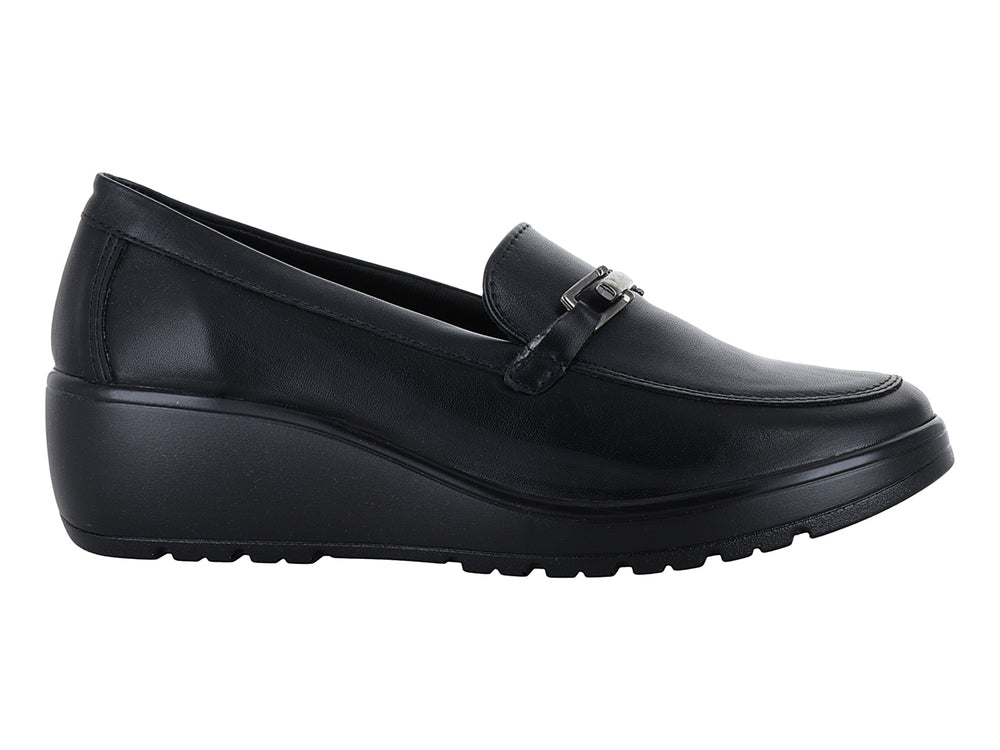 Zapato plano tipo mocasín color negro con plataforma y detalle de hebilla plateada en la parte superior.