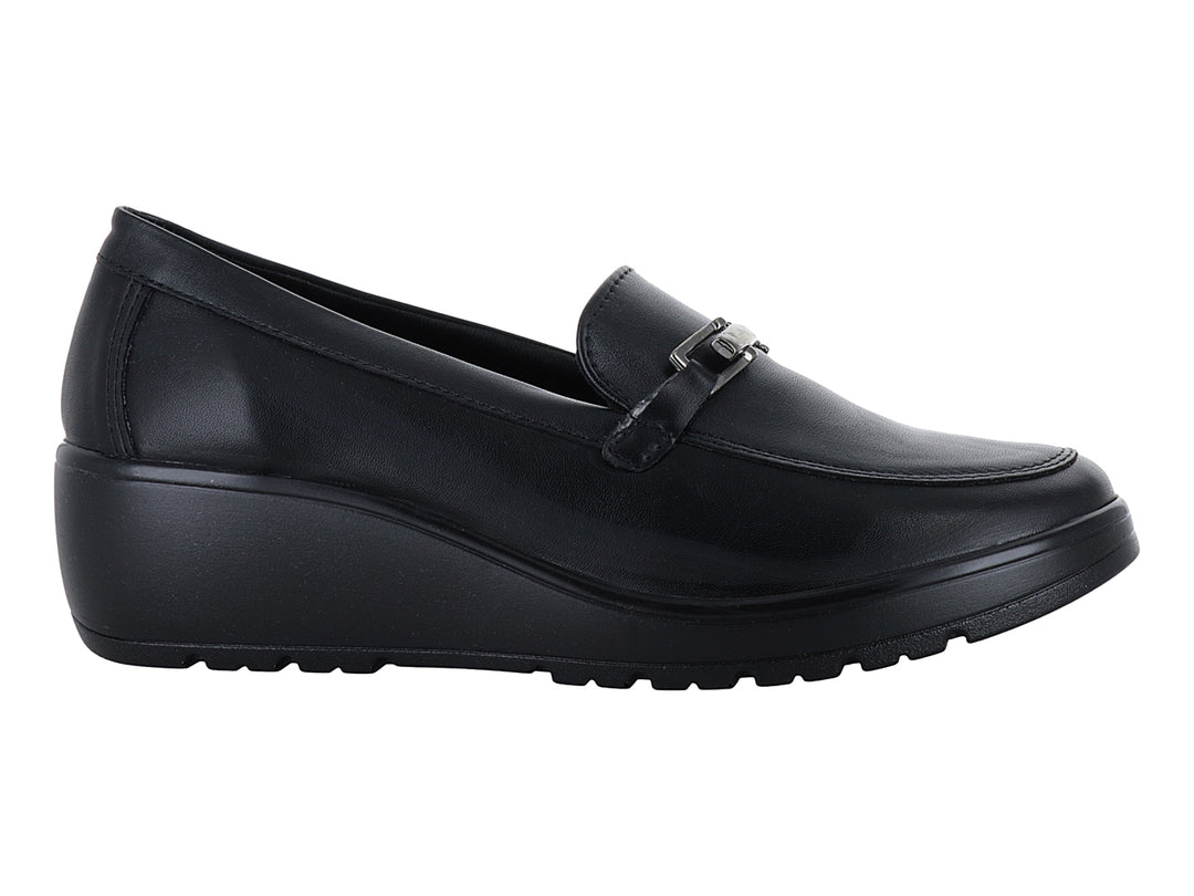 Zapato plano tipo mocasín color negro con plataforma y detalle de hebilla plateada en la parte superior.