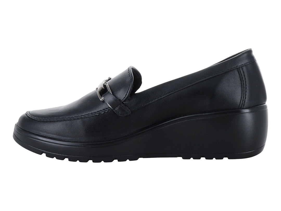Zapato plano tipo mocasín color negro con plataforma y detalle de hebilla plateada en la parte superior.