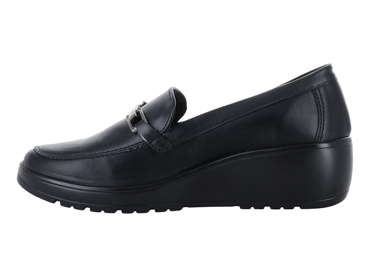 Zapato plano tipo mocasín color negro con plataforma y detalle de hebilla plateada en la parte superior.