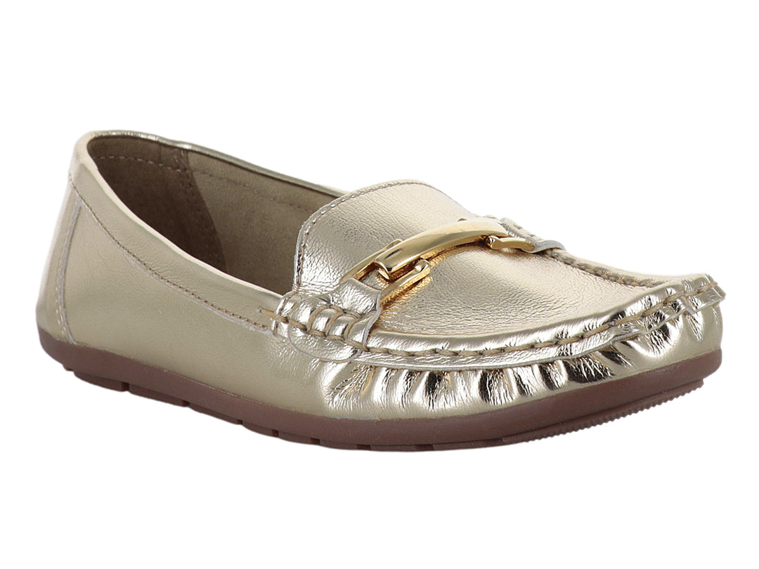 Zapato tipo mocasín color oro inglés con hebilla metálica y suela café.