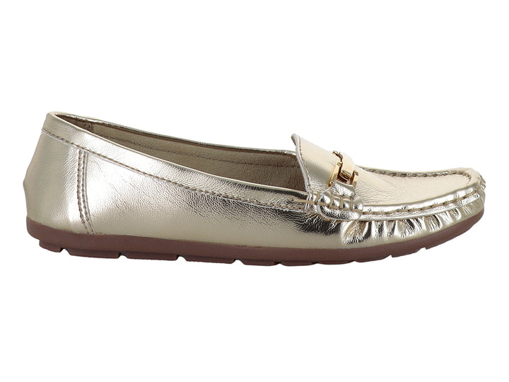 Zapato tipo mocasín color oro inglés con hebilla metálica y suela café.