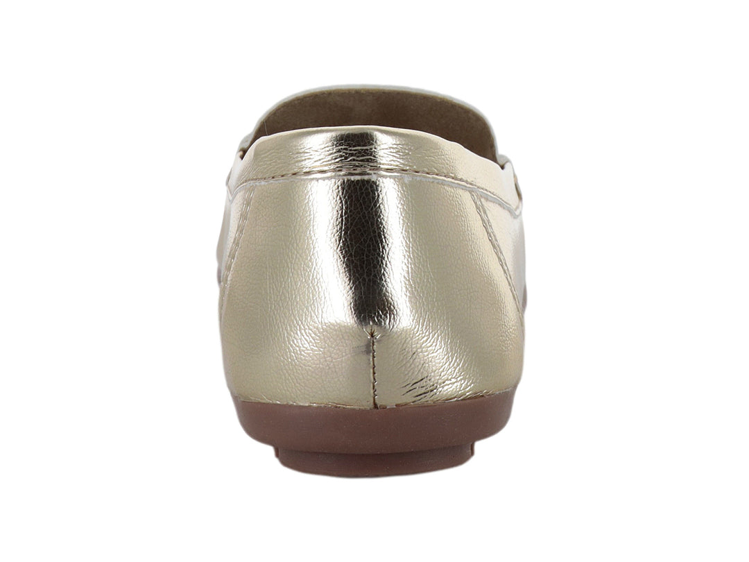 Zapato tipo mocasín color oro inglés con hebilla metálica y suela café.