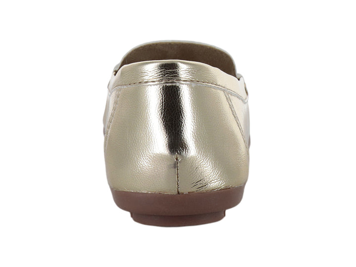 Zapato tipo mocasín color oro inglés con hebilla metálica y suela café.