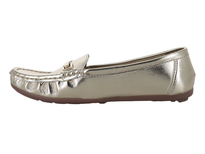Zapato tipo mocasín color oro inglés con hebilla metálica y suela café.