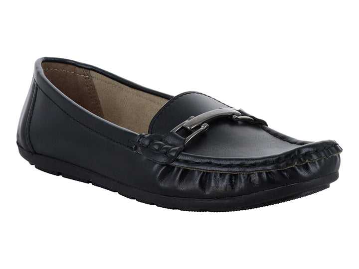 Zapato tipo mocasín color negro con detalle de hebilla metálica en la parte superior.