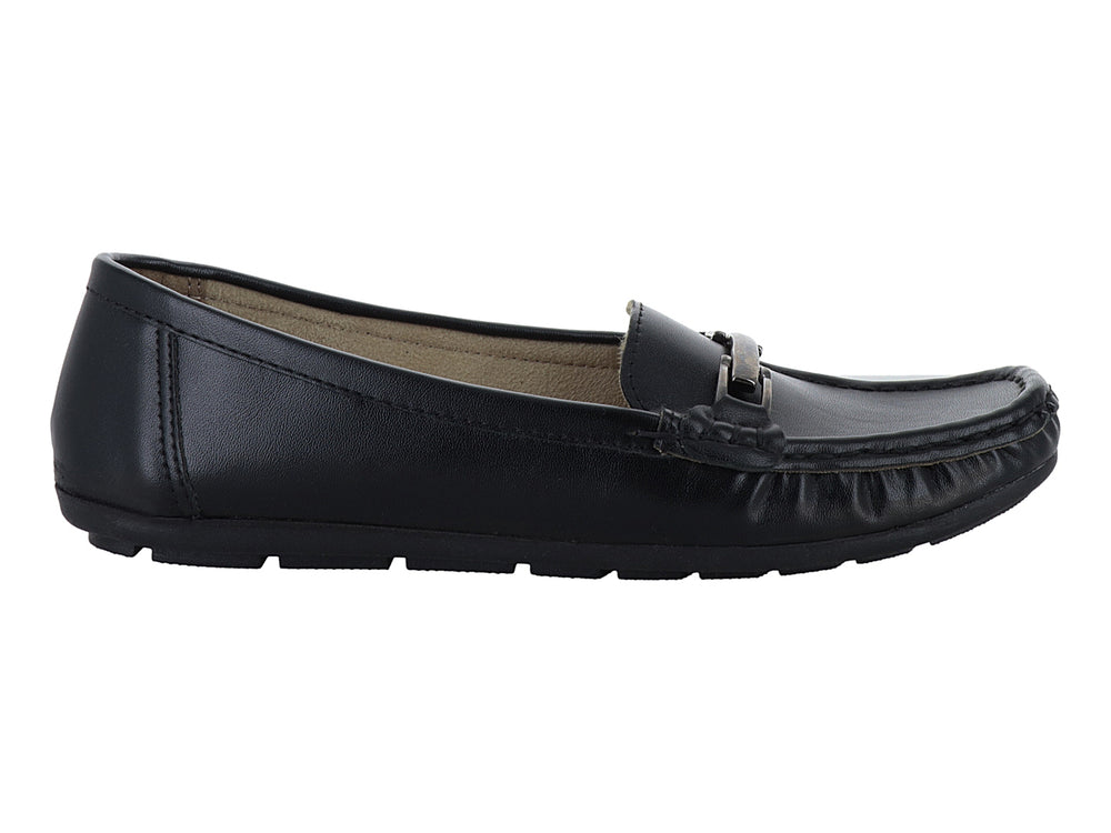 Zapato tipo mocasín color negro con detalle de hebilla metálica en la parte superior.