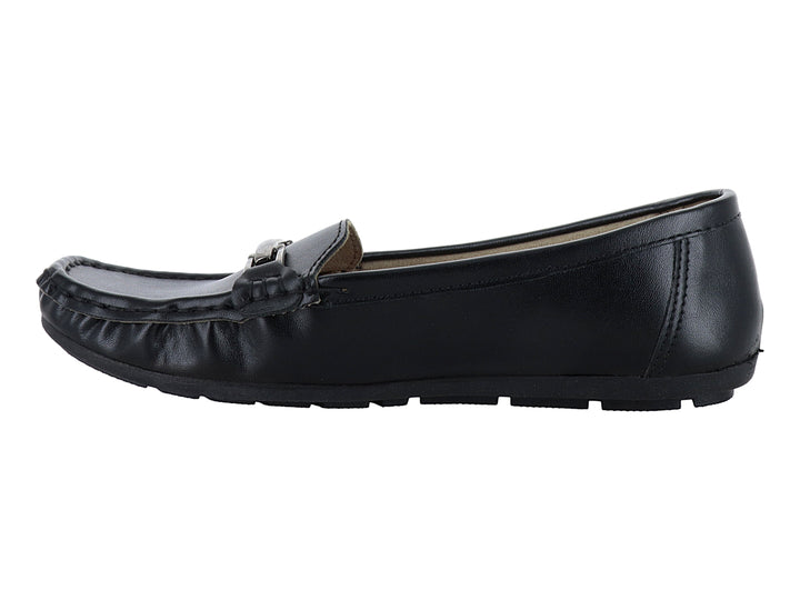 Zapato tipo mocasín color negro con detalle de hebilla metálica en la parte superior.