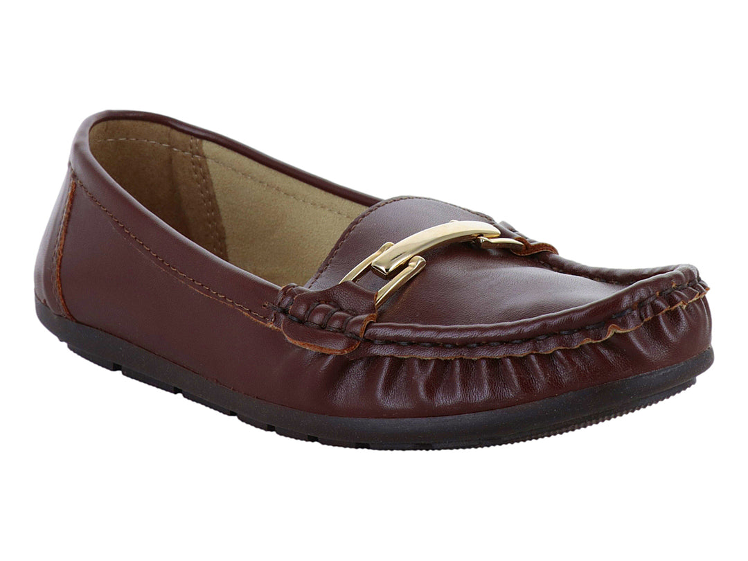 Zapato tipo mocasín color marrón madera con detalle de hebilla dorada y suela negra.