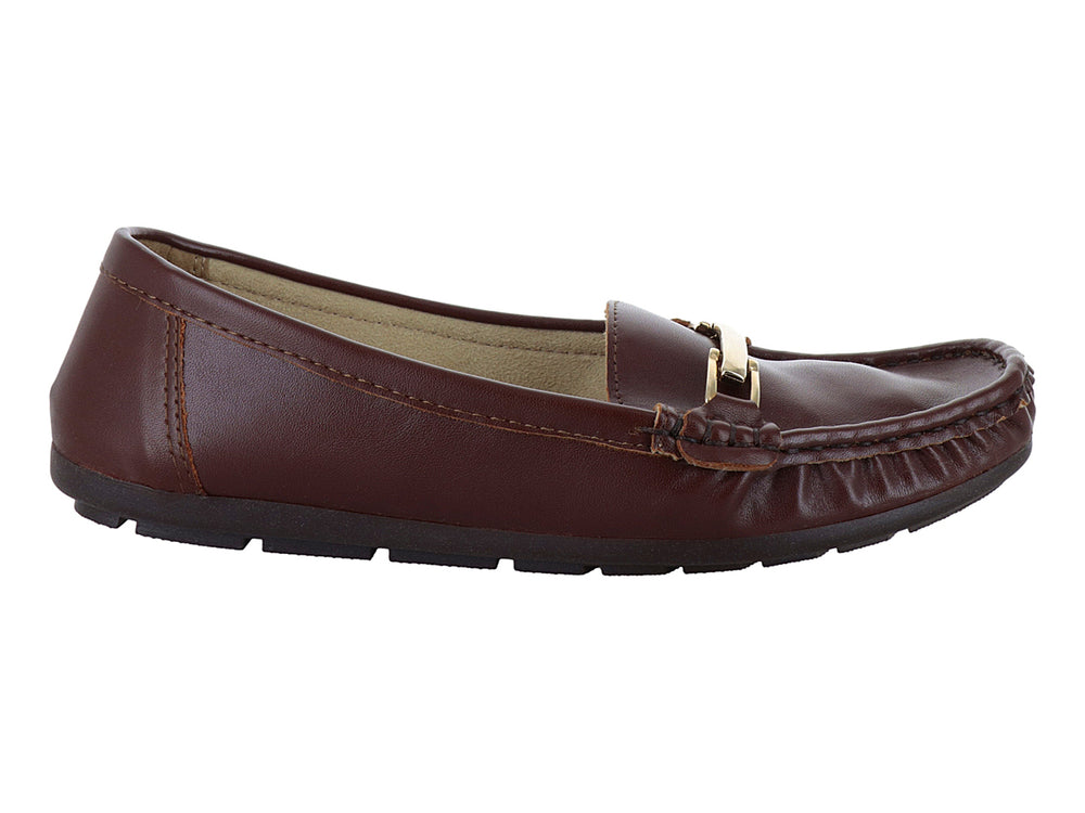 Zapato tipo mocasín color marrón madera con detalle de hebilla dorada y suela negra.