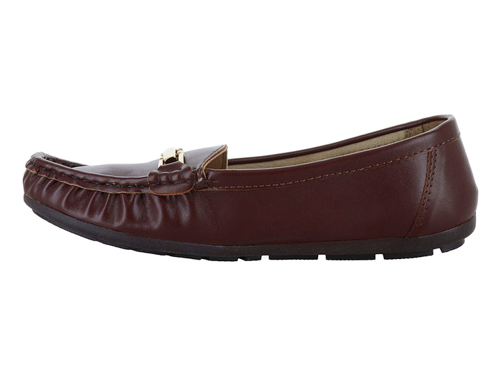Zapato tipo mocasín color marrón madera con detalle de hebilla dorada y suela negra.