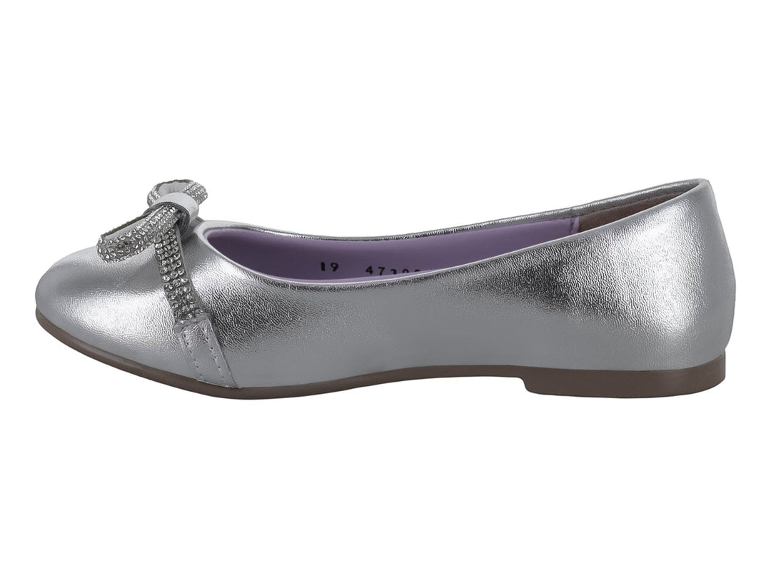 Zapato plano color plata metálico para niña con un moño decorado con brillos en la parte frontal.
