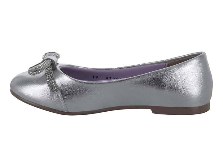 Zapato plano color plata metálico para niña con un moño decorado con brillos en la parte frontal.