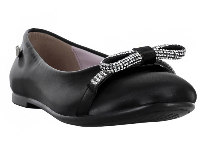 Zapato plano color negro con un moño decorado con brillantes en la parte frontal.