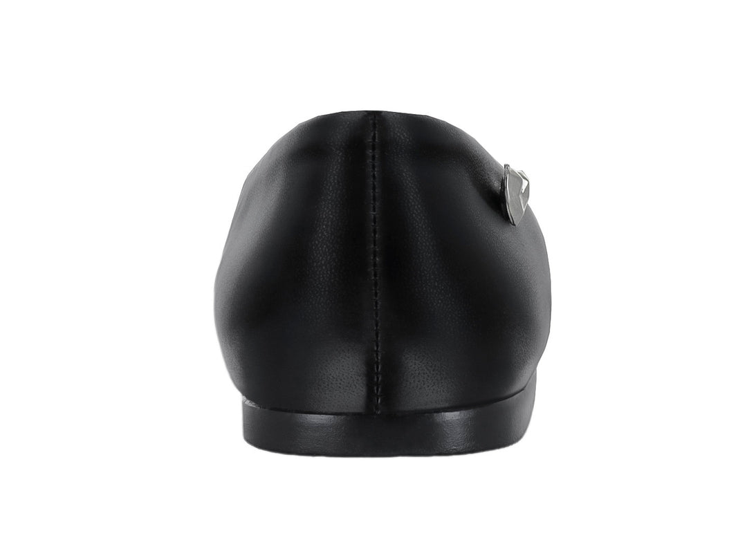 Zapato plano color negro con un moño decorado con brillantes en la parte frontal.