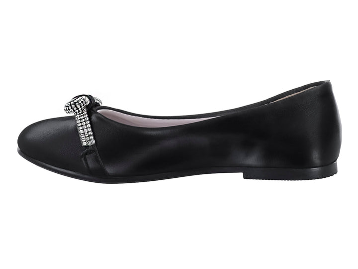 Zapato plano color negro con un moño decorado con brillantes en la parte frontal.
