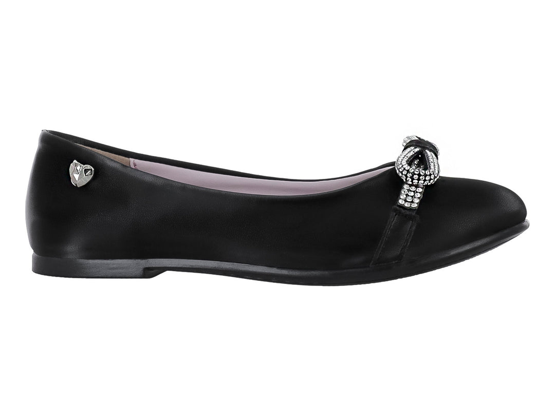 Zapato plano negro para niña con un moño decorado con brillantes en el empeine.