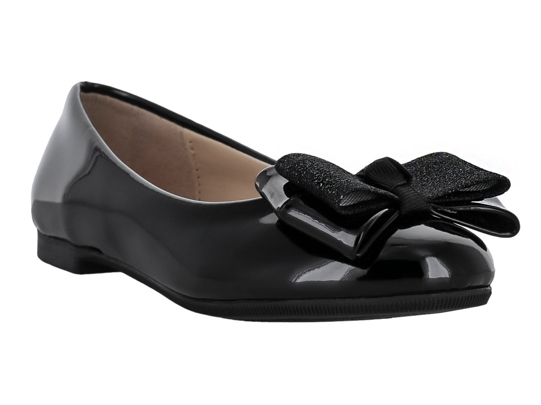 Zapato plano negro de charol brillante con un moño decorativo con glitter en la parte frontal.